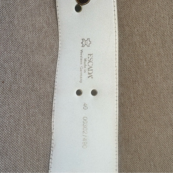 Vintage Escada Champagne Metallic Gold Star Charm Leather Waist Belt Size 40 - Picture 3 of 12